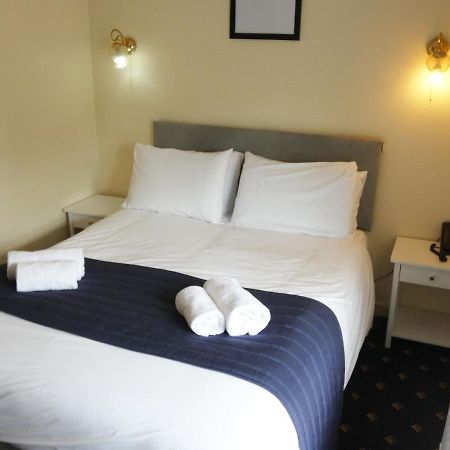 מונמות' The Riverside Hotel מראה חיצוני תמונה