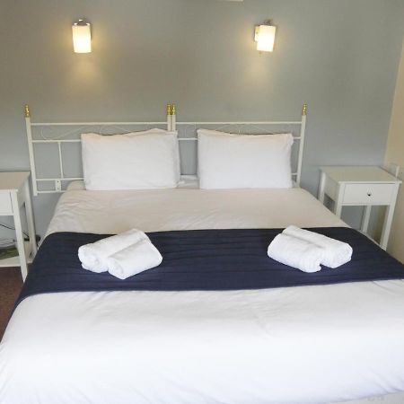 מונמות' The Riverside Hotel מראה חיצוני תמונה