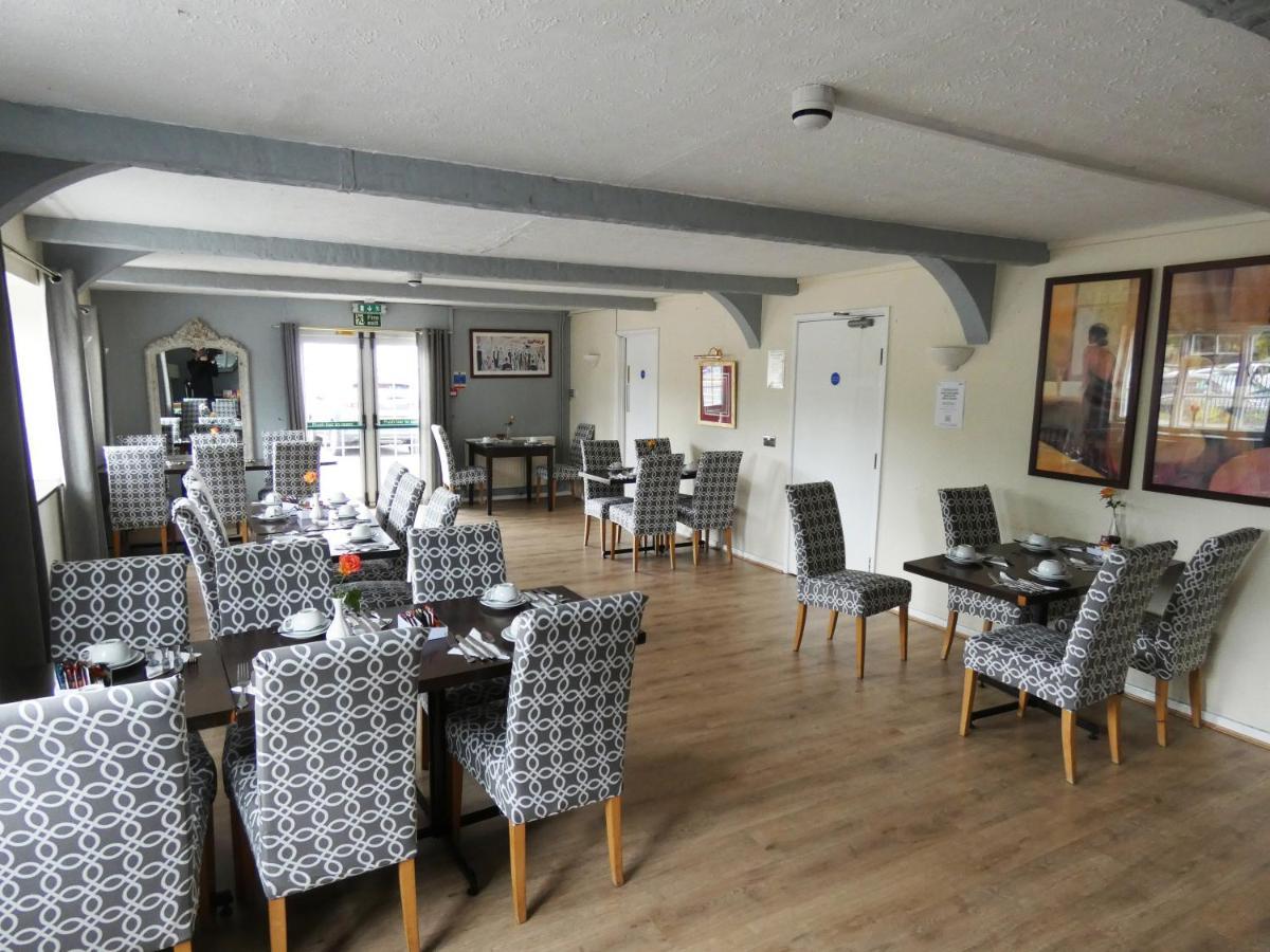 מונמות' The Riverside Hotel מראה חיצוני תמונה