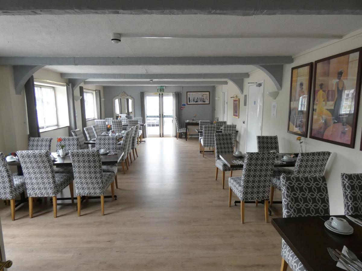 מונמות' The Riverside Hotel מראה חיצוני תמונה