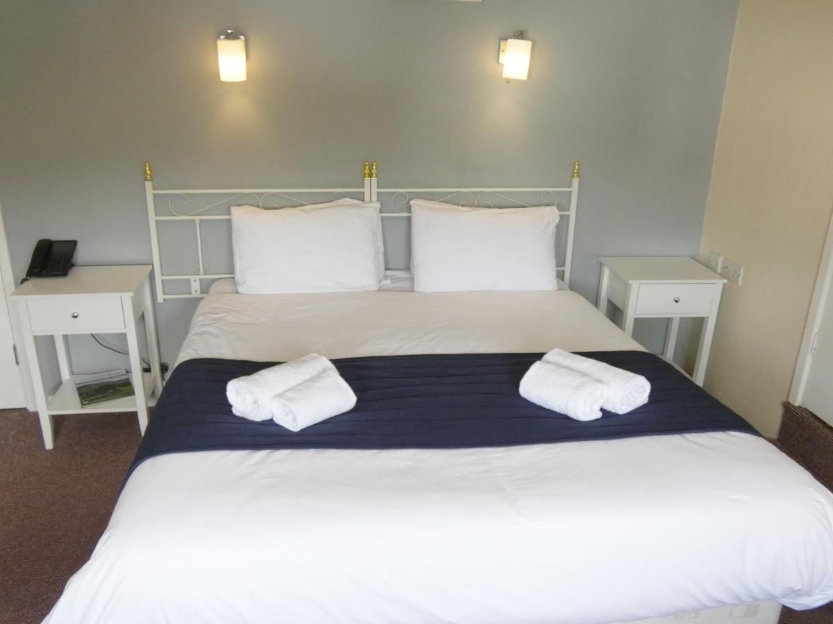 מונמות' The Riverside Hotel מראה חיצוני תמונה