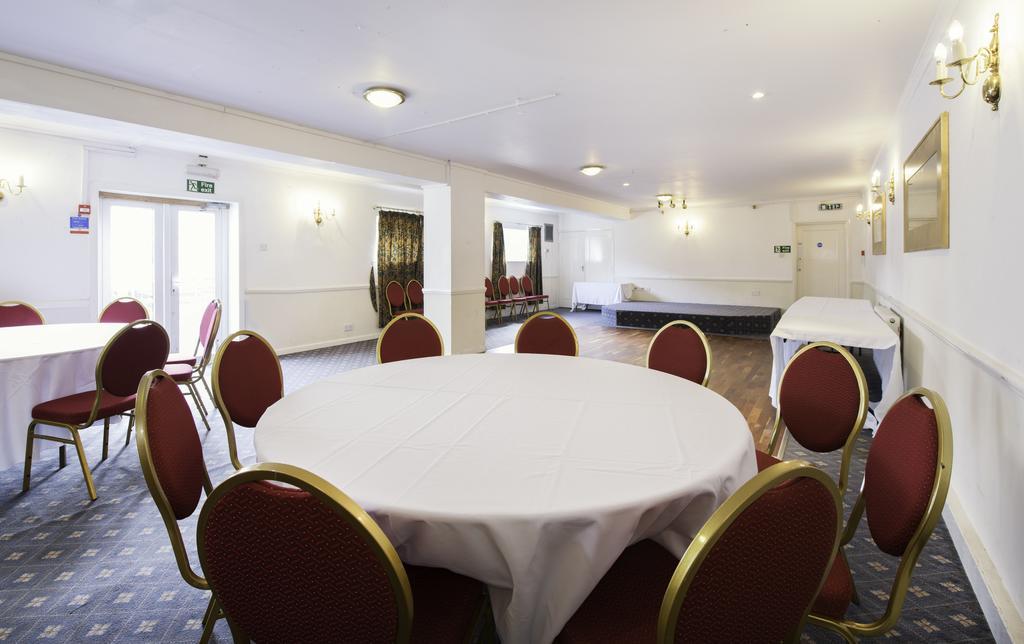 מונמות' The Riverside Hotel מראה חיצוני תמונה